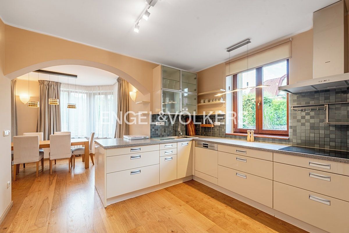Pronájem rodinného domu 288 m², pozemek 1164 m² – fotografie 2