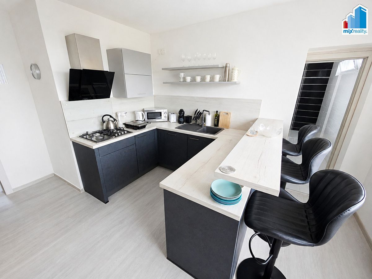 Prodej rodinného domu 261 m², pozemek 806 m² – fotografie 2