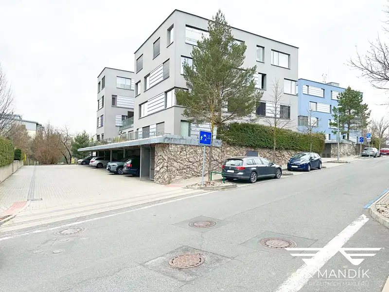 Pronájem garážového stání 12 m², Praha – náhled fotky 3