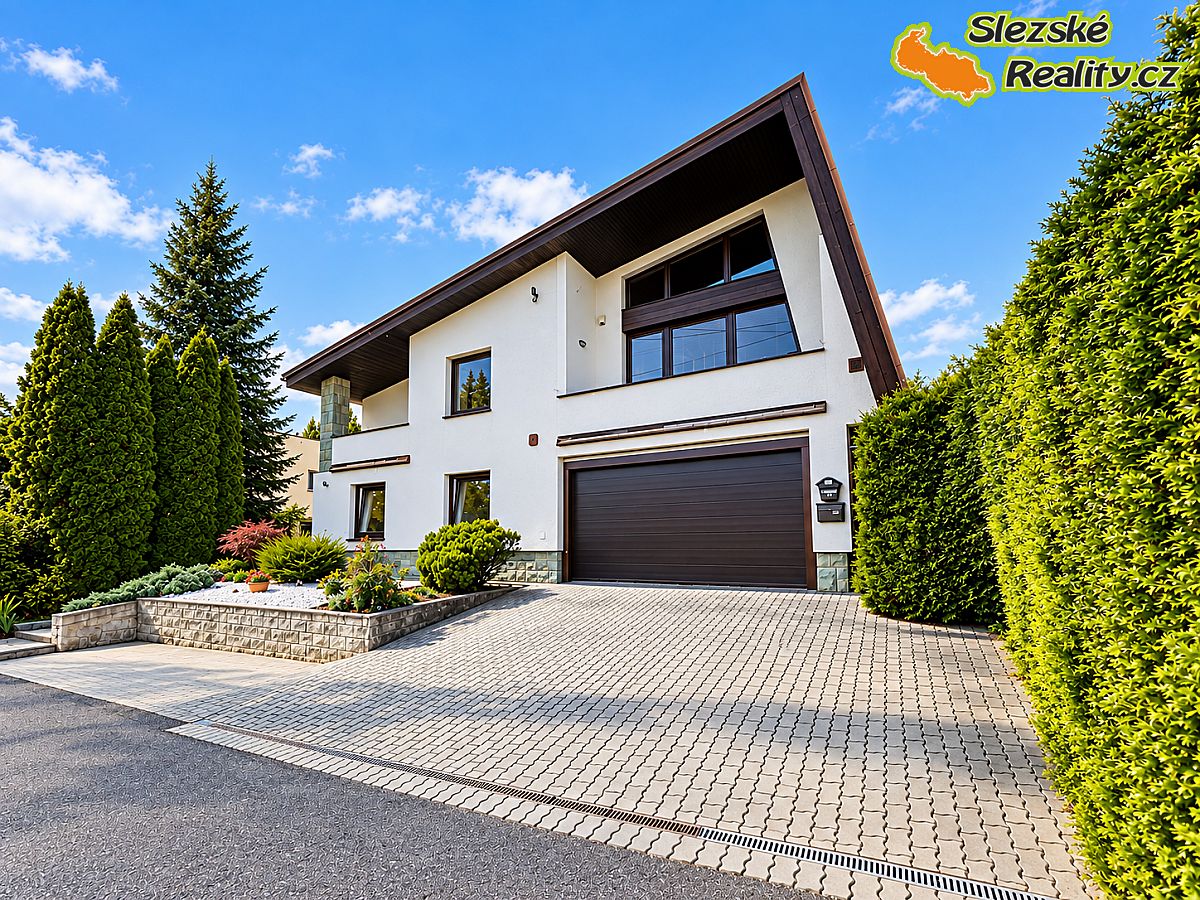 Prodej rodinného domu 200 m², pozemek 983 m² – fotografie 2