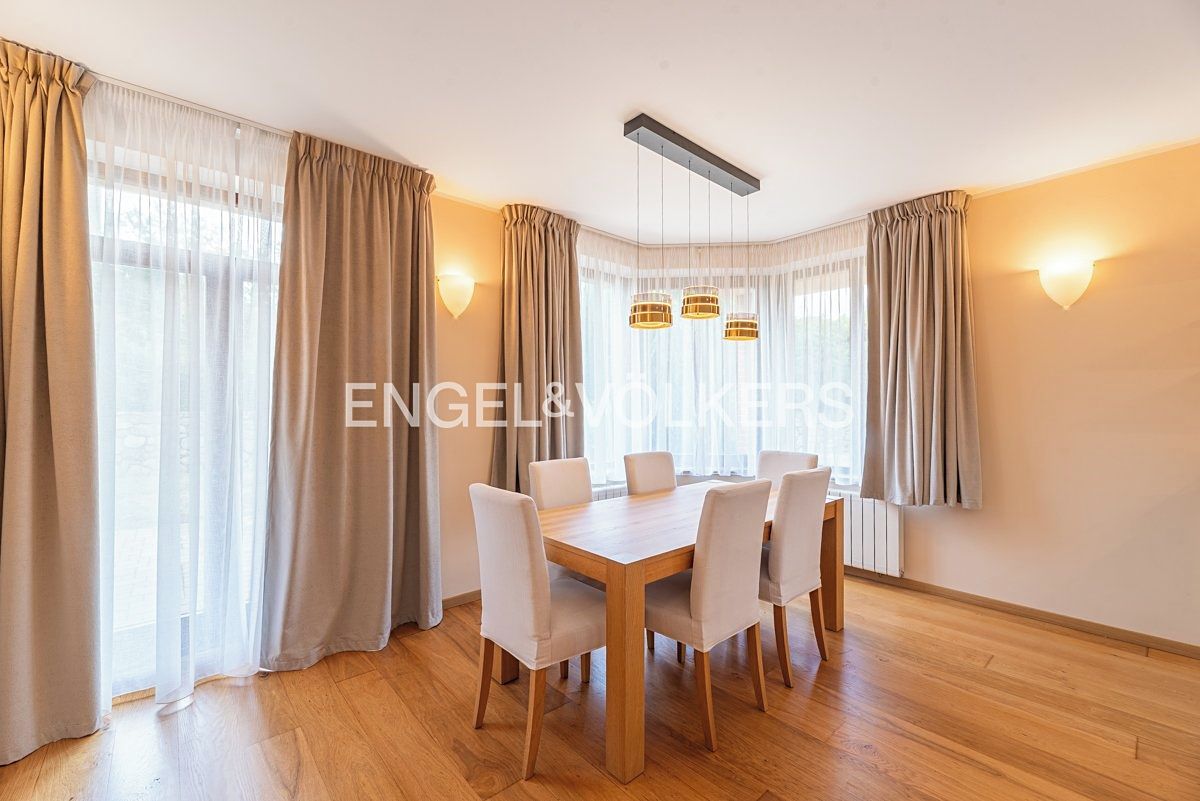 Pronájem rodinného domu 288 m², pozemek 1164 m² – fotografie 4
