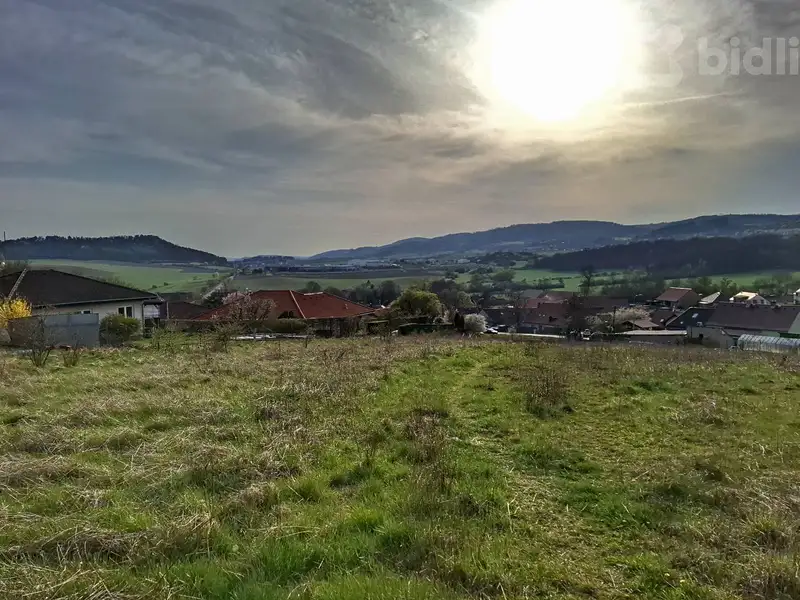 Prodej stavebního pozemku 1537 m², Králův Dvůr – náhled fotky 1