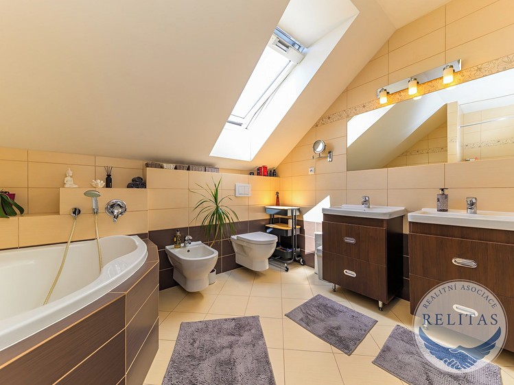 Prodej domu, 229 m² (18 z 32)