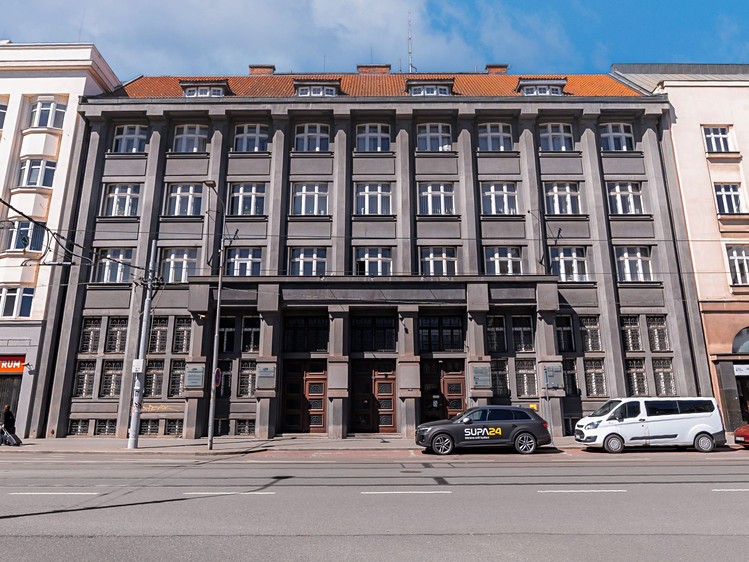Комерційне приміщення на продаж, 2 444 м² (1 з 8)