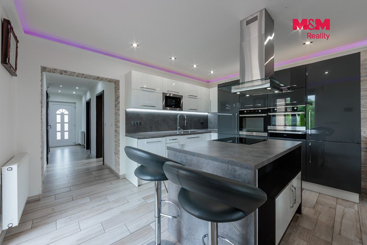 Prodej rodinného domu 198 m², pozemek 742 m² – fotografie 2