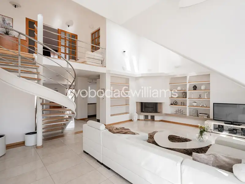 Prodej bytu 4+kk 191 m², Praha – náhled fotky 1