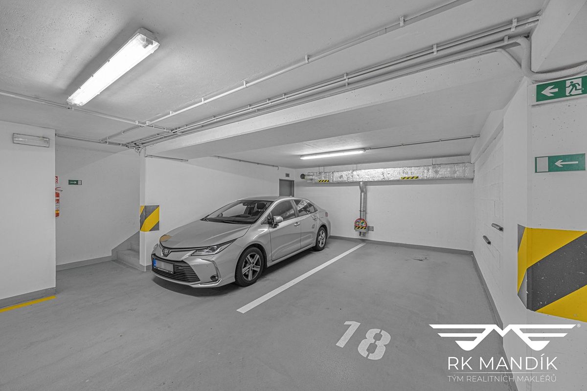 Pronájem garážového stání 12 m²