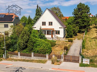 Prodej rodinného domu 244 m², pozemek 1993 m²