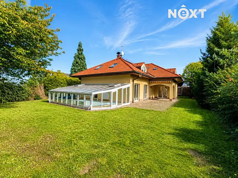 Prodej rodinného domu 337 m², pozemek 915 m², Praha – náhled fotky 1