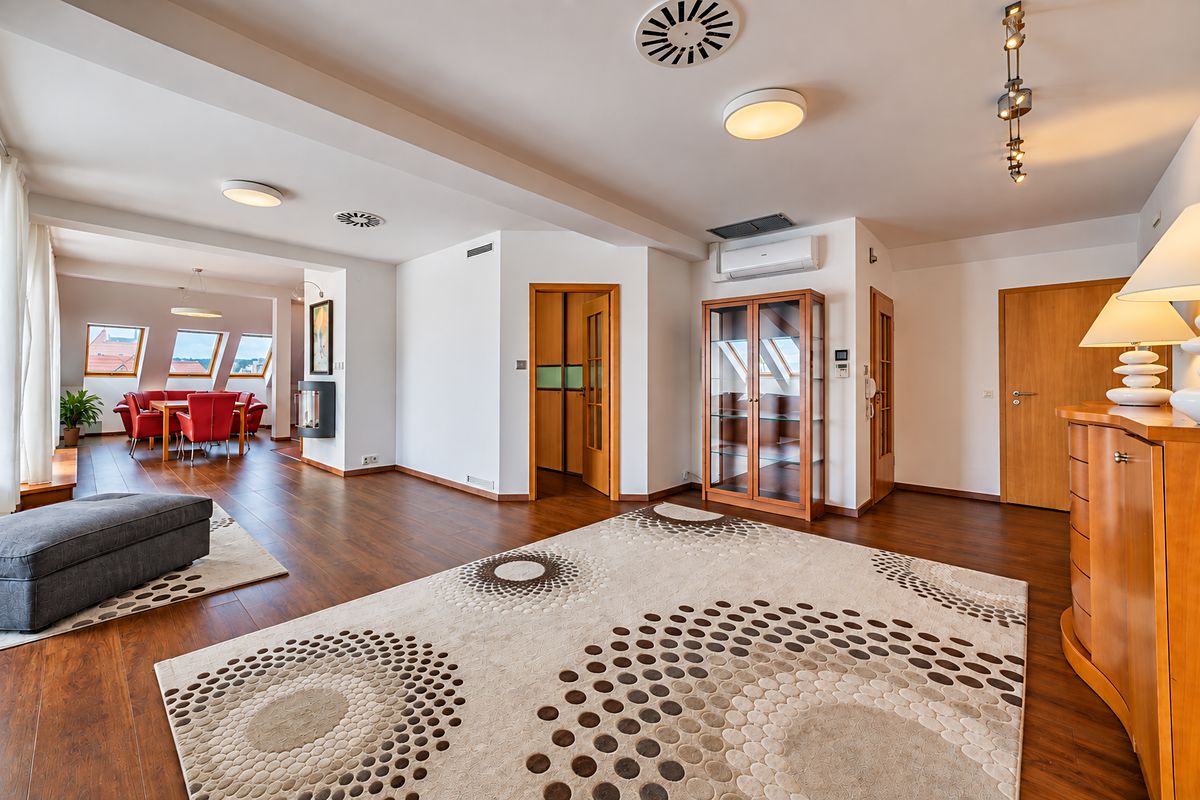 Pronájem bytu 4+kk 198 m² – fotografie 3