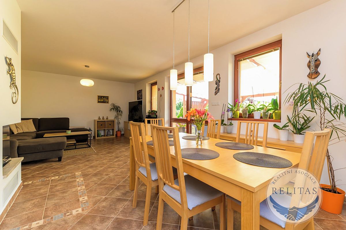 Prodej rodinného domu 229 m², pozemek 813 m² – fotografie 5