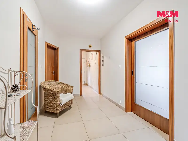 Prodej rodinného domu 252 m², pozemek 848 m², Chuderov – náhled fotky 3