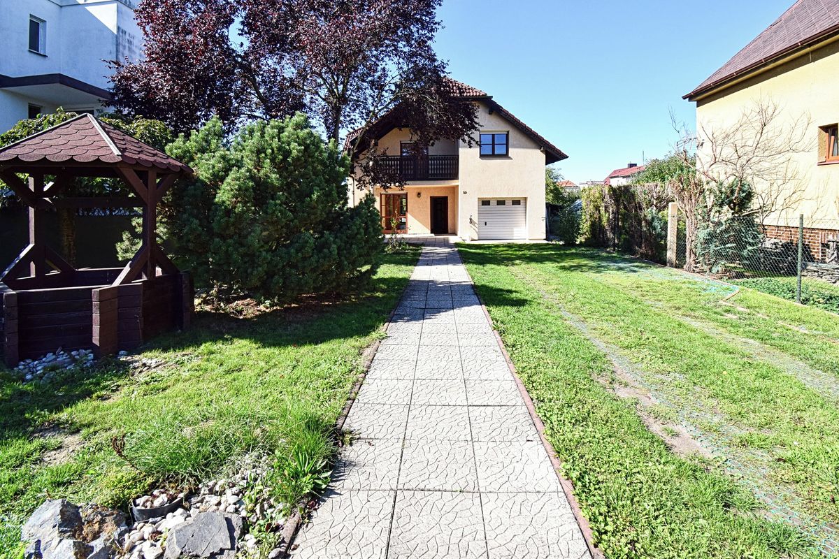 Pronájem rodinného domu 250 m², pozemek 775 m² – fotografie 4
