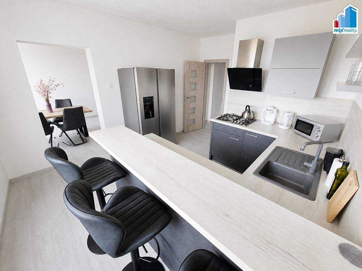 Prodej rodinného domu 261 m², pozemek 806 m² – fotografie 3
