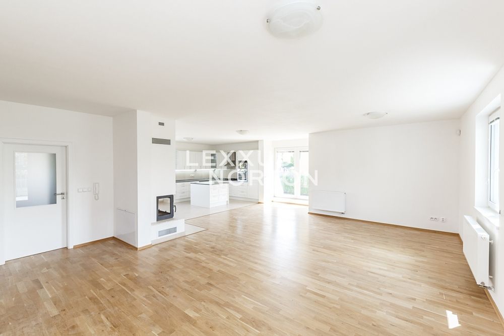 Pronájem vily 400 m², pozemek 10000 m²