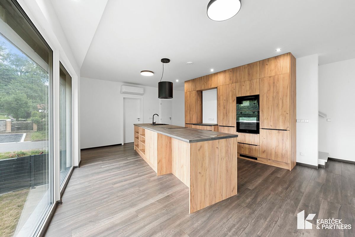 Pronájem rodinného domu 171 m², pozemek 300 m² – fotografie 4