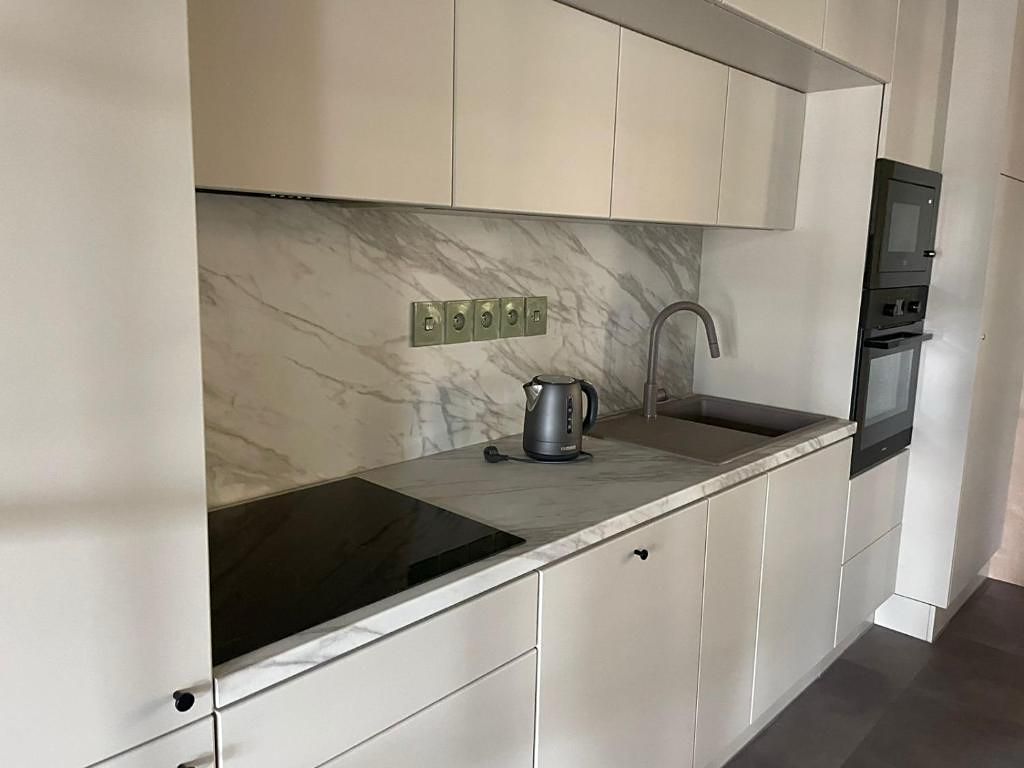 Pronájem bytu pokoje 141 m² – fotografie 2