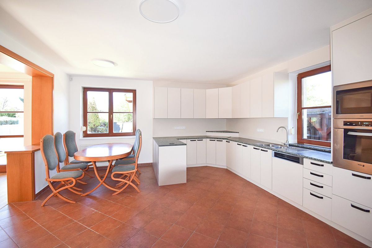 Pronájem rodinného domu 250 m², pozemek 775 m² – fotografie 5