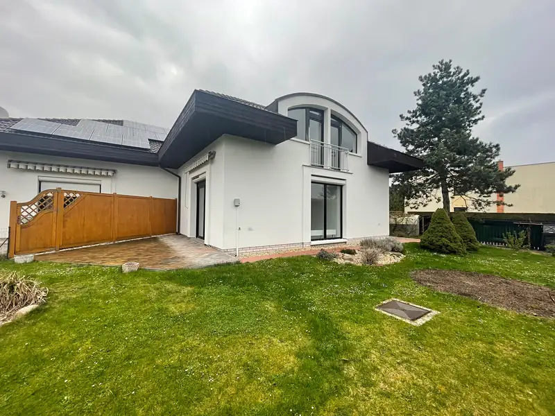 Pronájem rodinného domu 157 m², pozemek 300 m², Kamenice – náhled fotky 1