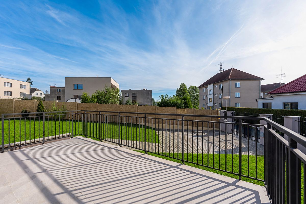 Pronájem rodinného domu 180 m², pozemek 621 m² – fotografie 2