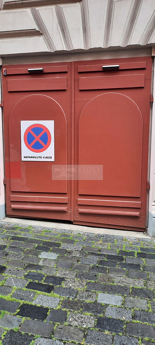 Pronájem garážového stání 10 m²