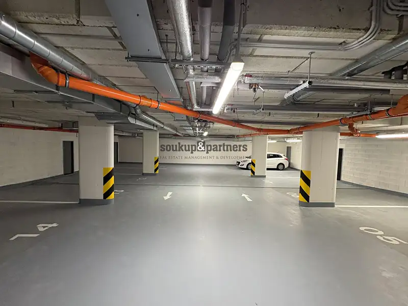 Pronájem garážového stání 15 m², Praha – náhled fotky 3