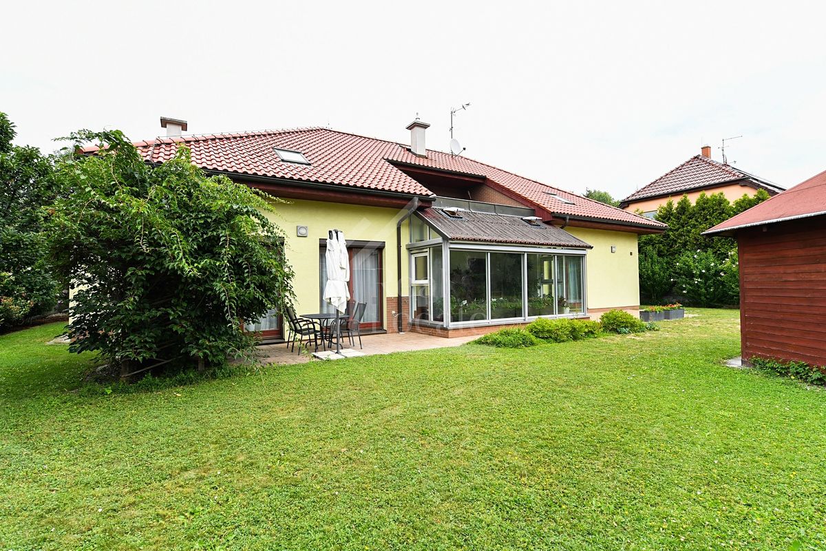 Pronájem rodinného domu 310 m², pozemek 814 m²