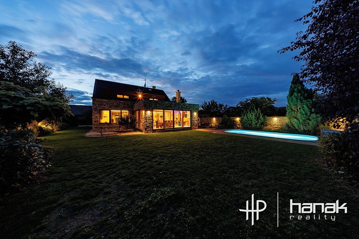 Prodej rodinného domu 262 m², pozemek 963 m² – fotografie 2