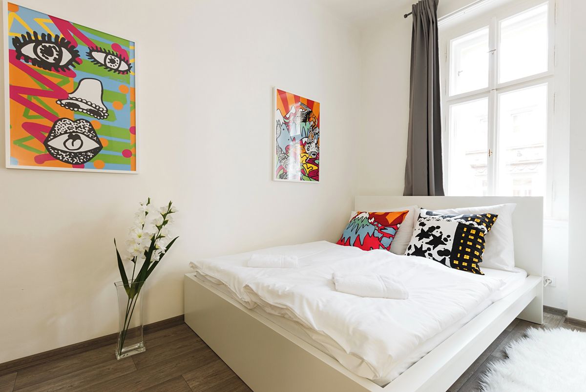 Pronájem bytu 1+kk 300 m² – fotografie 2