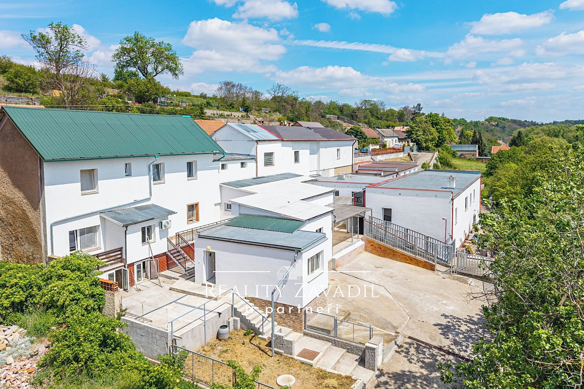 Prodej rodinného domu 940 m², pozemek 5787 m², Koleč – fotka 1 z 3