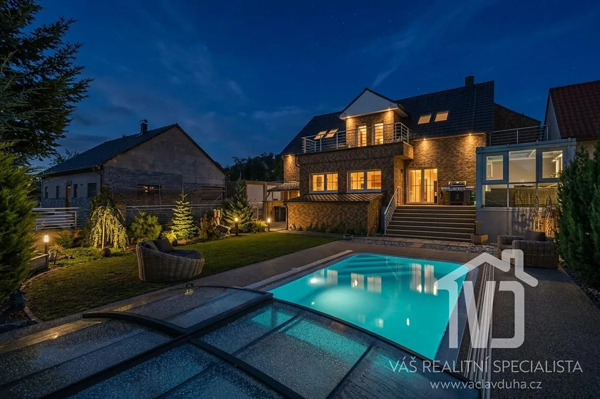 Prodej rodinného domu 337 m², pozemek 730 m²