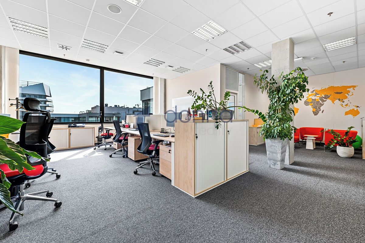 Pronájem kanceláře 1398 m² – fotografie 3