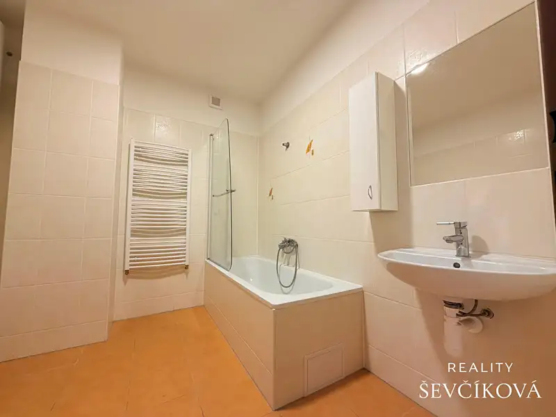 Pronájem bytu 2+kk 52 m², Holice – náhled fotky 3