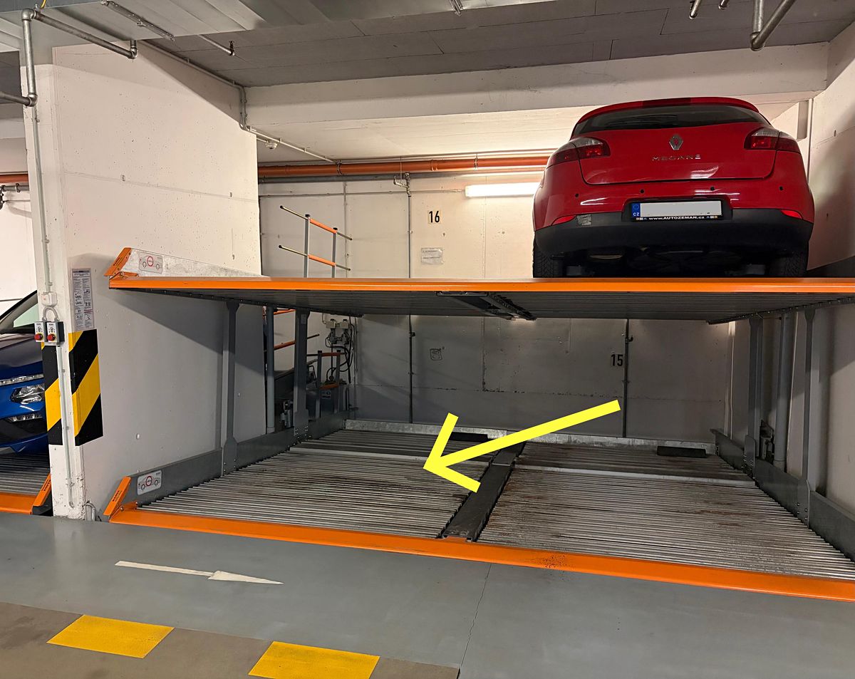 Pronájem garážového stání 15 m²