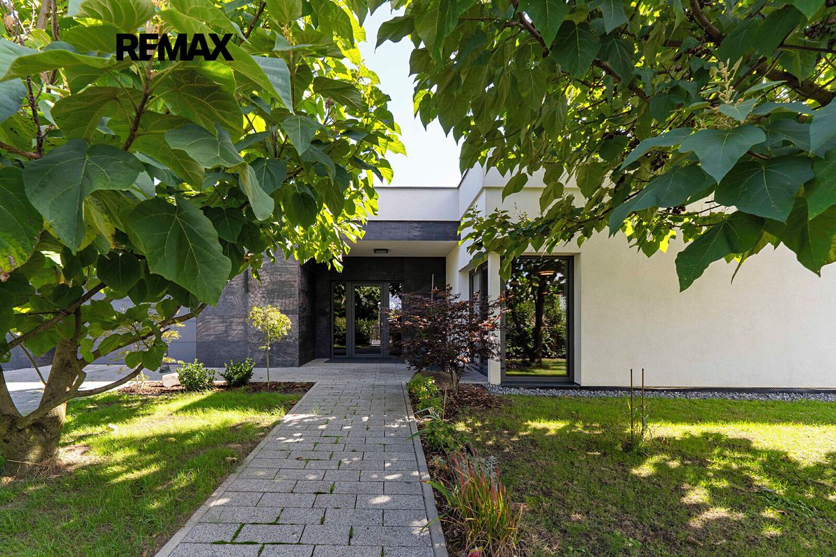 Prodej rodinného domu 258 m², pozemek 2700 m² – fotografie 2