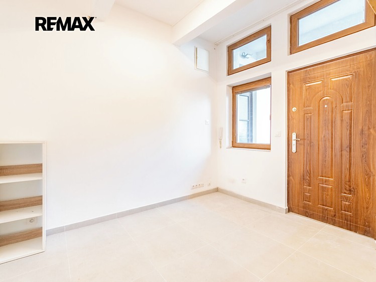 Prodej komerčního prostoru, 19 m² (2 z 15)