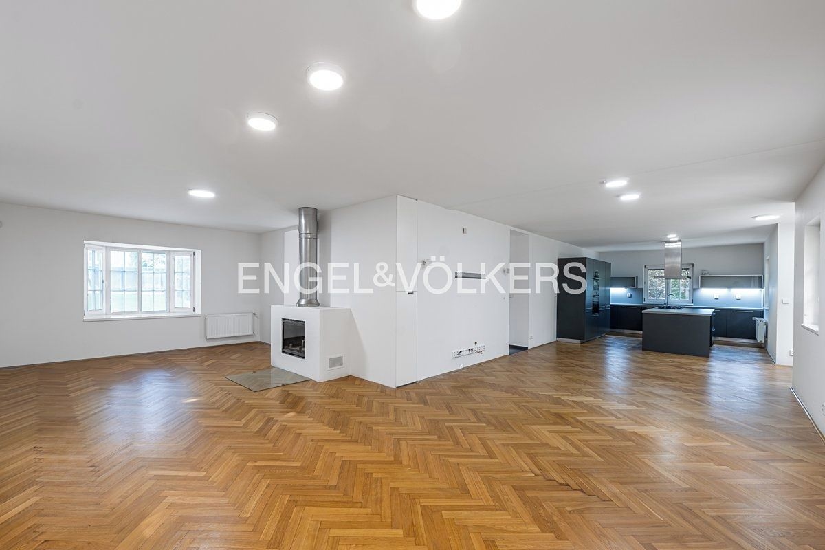 Pronájem rodinného domu 302 m², pozemek 737 m² – fotografie 2