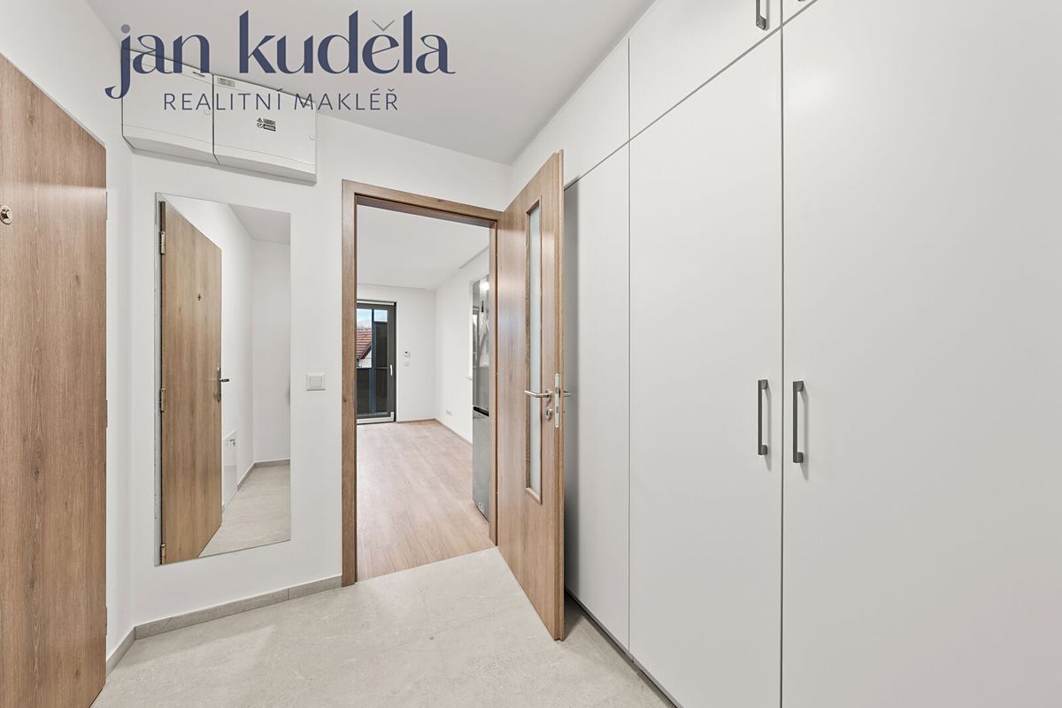 Pronájem bytu 1+kk 29 m² – fotografie 3