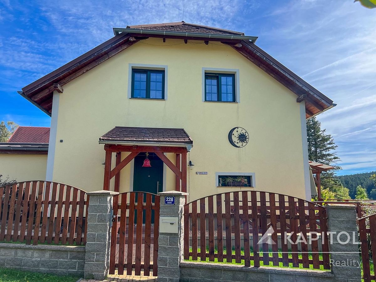 Prodej rodinného domu 206 m², pozemek 815 m²