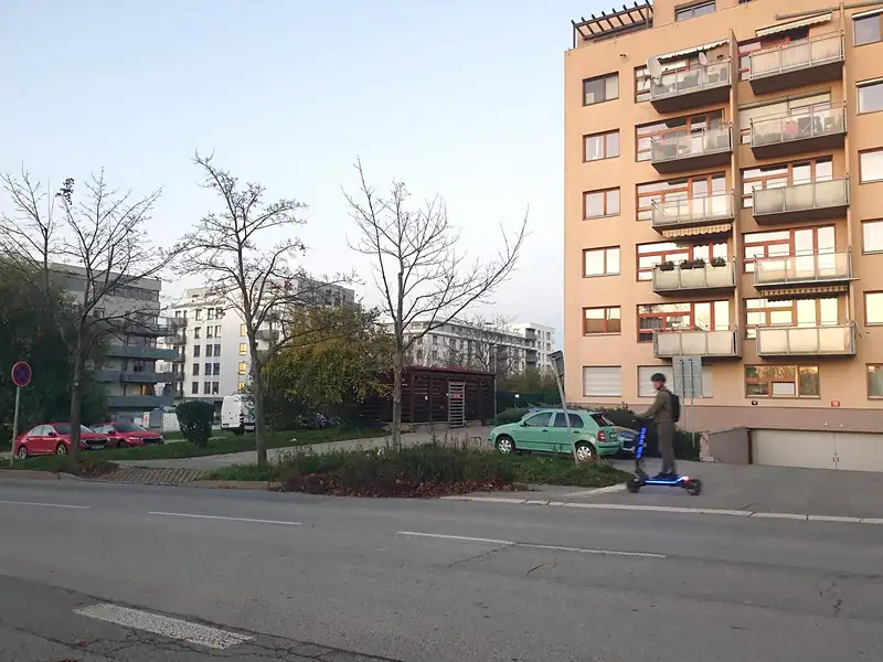 Pronájem garážového stání 14 m², Praha – náhled fotky 1