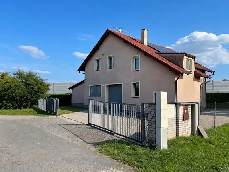 Prodej rodinného domu 290 m², pozemek 780 m², Chlustina – náhled fotky 1