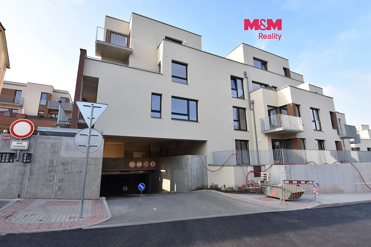 Pronájem garážového stání 11 m²