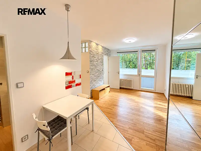 Pronájem bytu 2+kk 38 m², Praha – náhled fotky 1