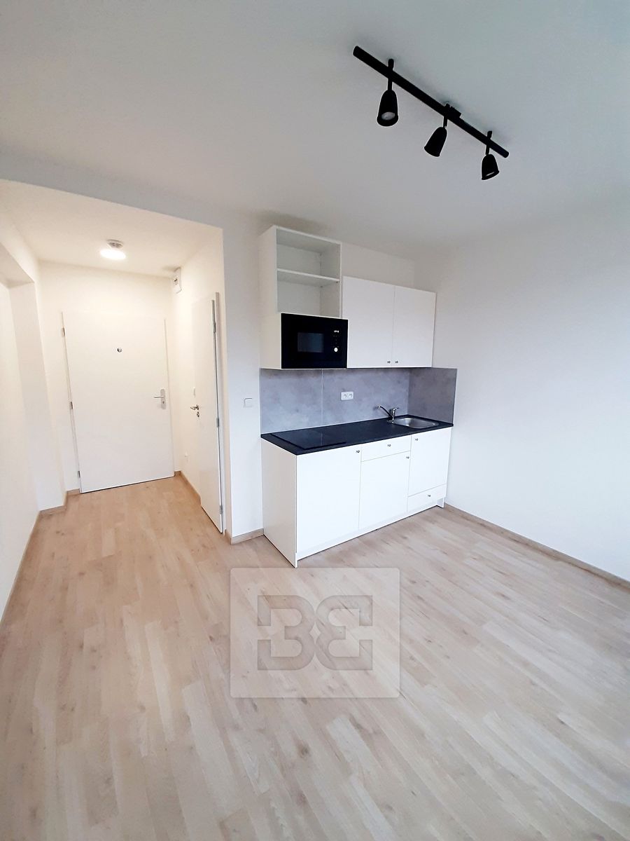 Pronájem bytu 1+kk 17 m² – fotografie 2