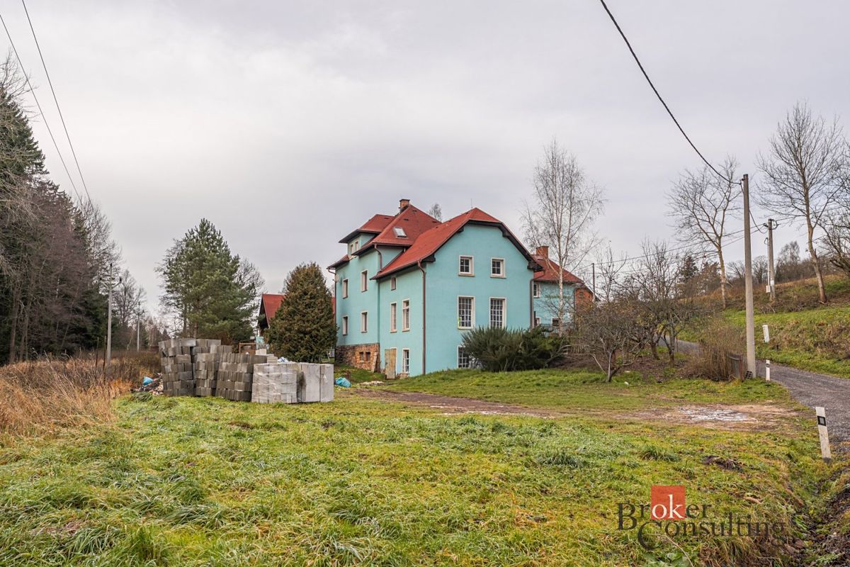 Prodej rodinného domu 700 m², pozemek 1699 m²