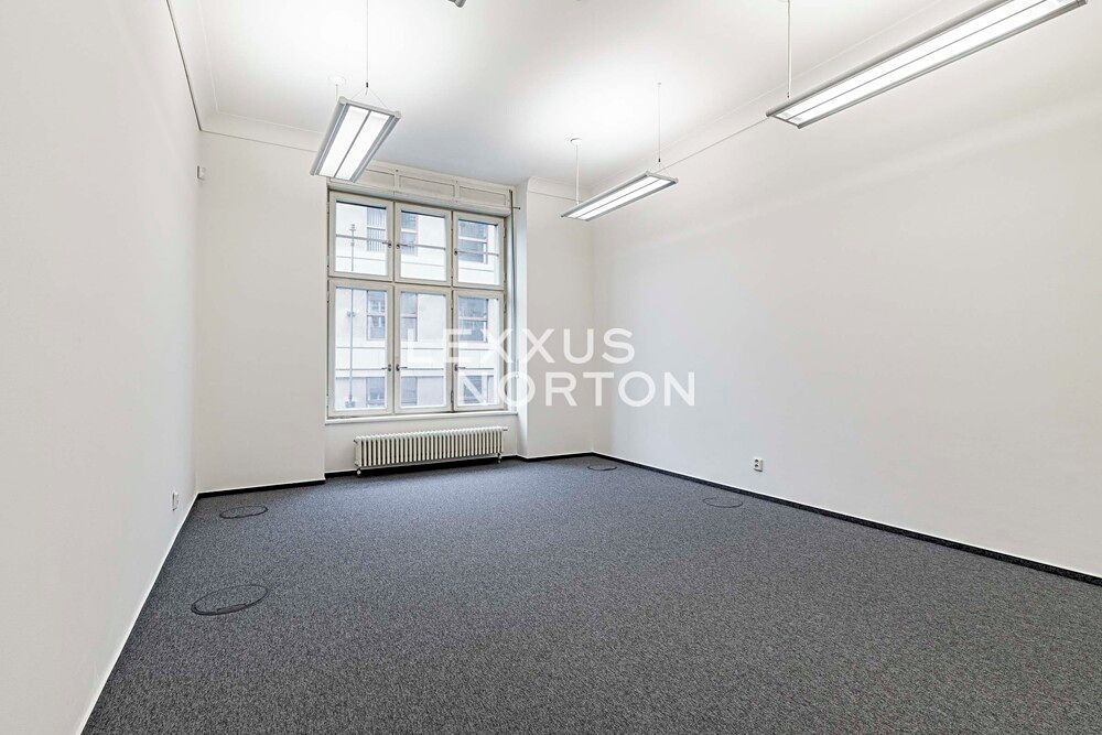 Pronájem kanceláře 560 m² – fotografie 2
