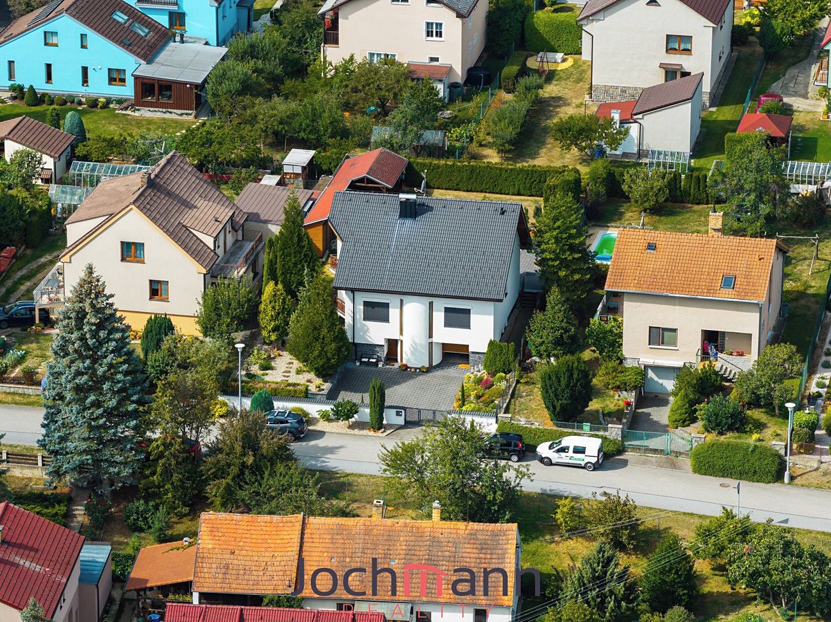 Prodej rodinného domu 234 m², pozemek 747 m² – fotografie 3
