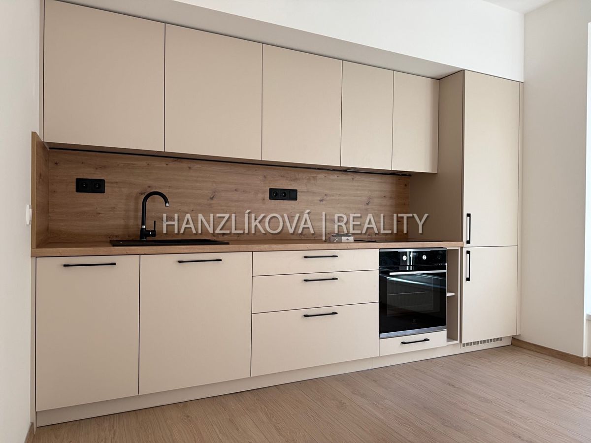Pronájem bytu 2+kk 36 m² – fotografie 2