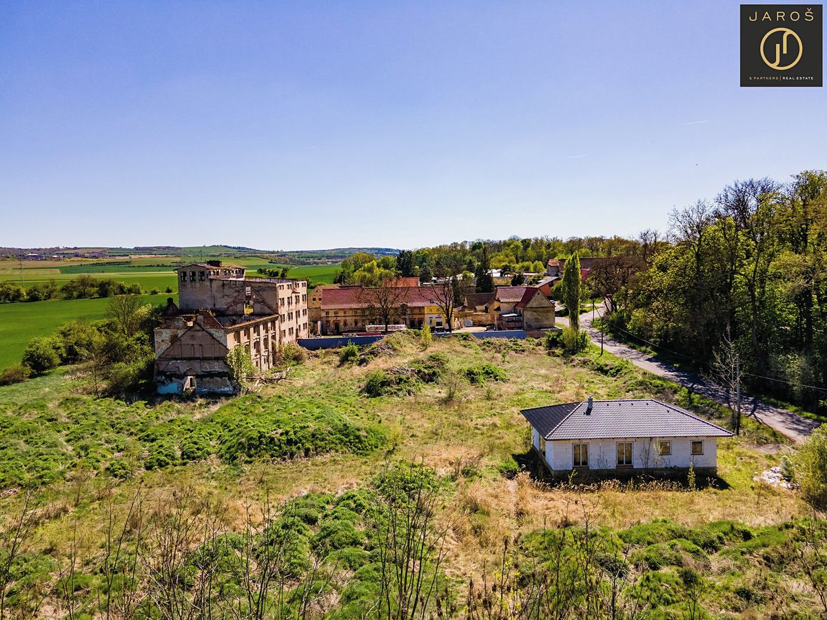 Prodej stavebního pozemku 8827 m², Liběšice – fotka 1 z 3