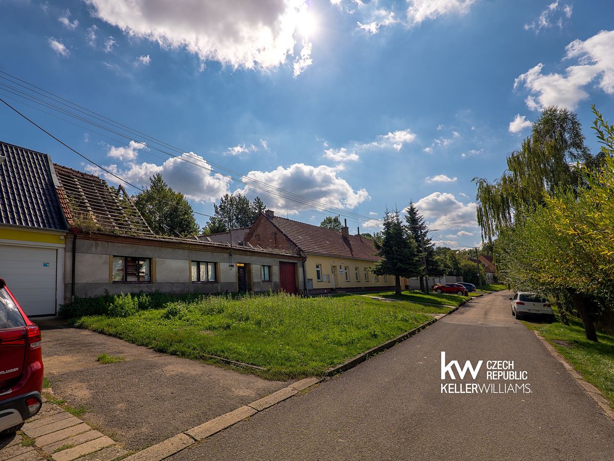 Prodej stavebního pozemku 2165 m² – fotografie 2